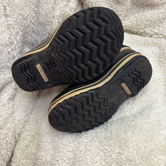Well loved Toddler Sorel winter snow boots. - Picture 4 of 4